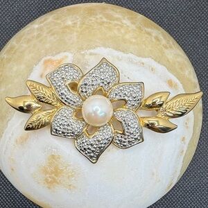 Vintage unsigned Park Lane Statement Goldtone & Faux Pearl Floral Brooch